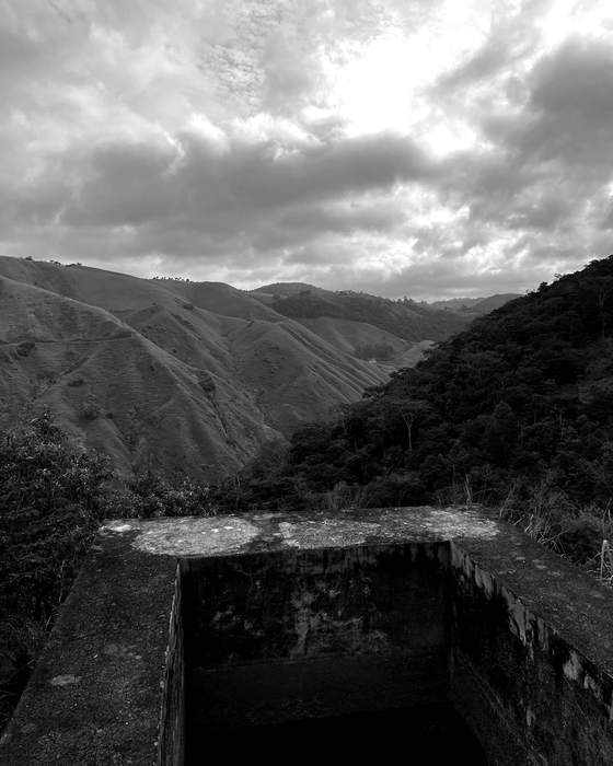 Vale de montanha visto da tomada d'água